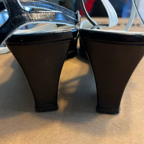 Womens leather sandals - Picture 4 of 5